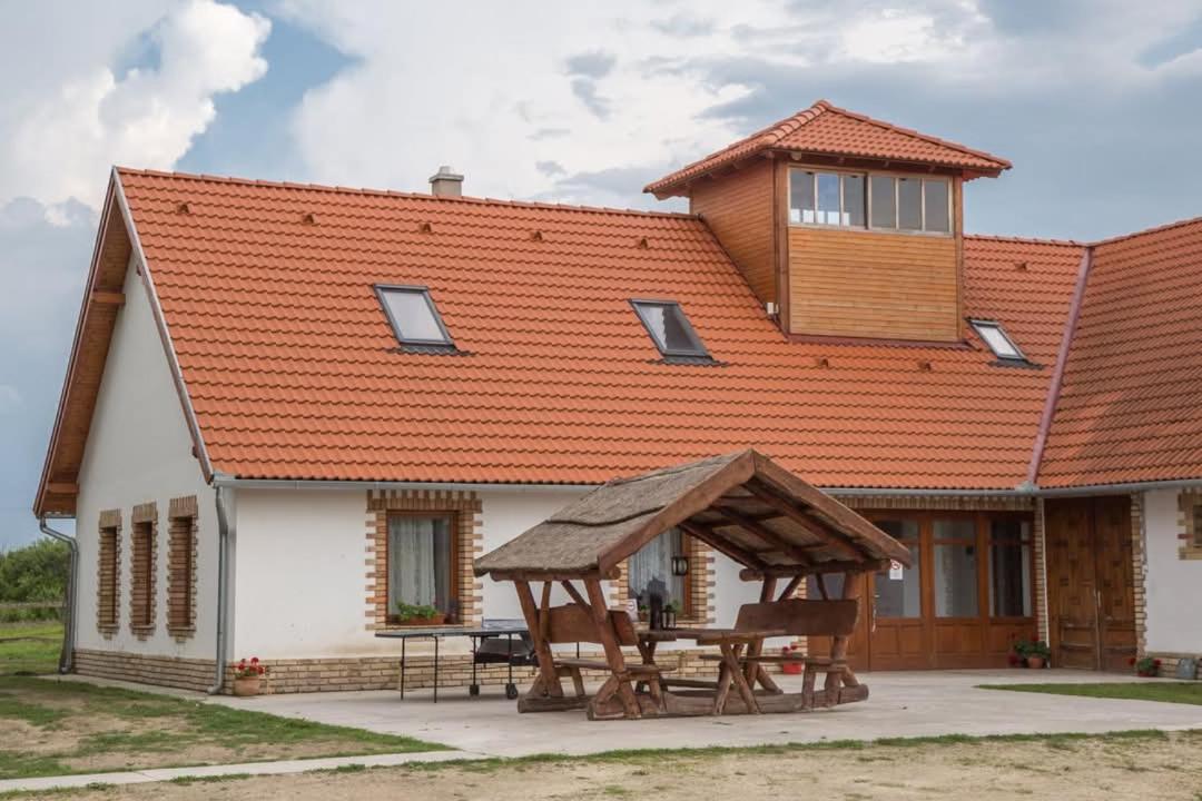 Istvan Lovas Tanya Kiskoros Exterior foto